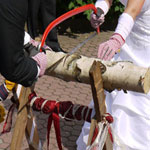 Hochzeits-Baumstamm sägen